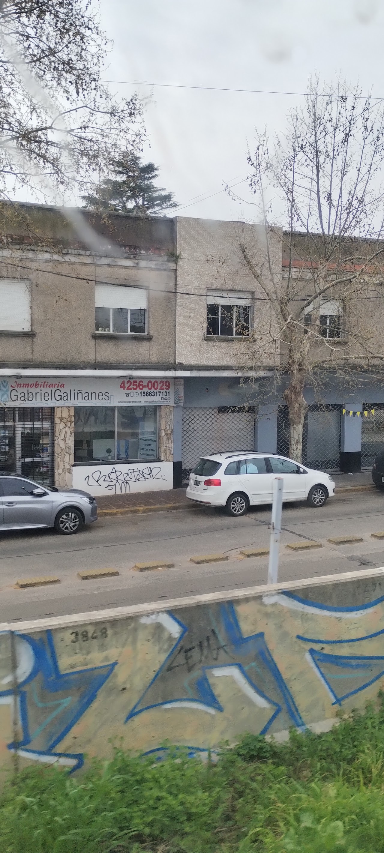 Mesa de asesoramiento inmobiliario con planos y carpetas